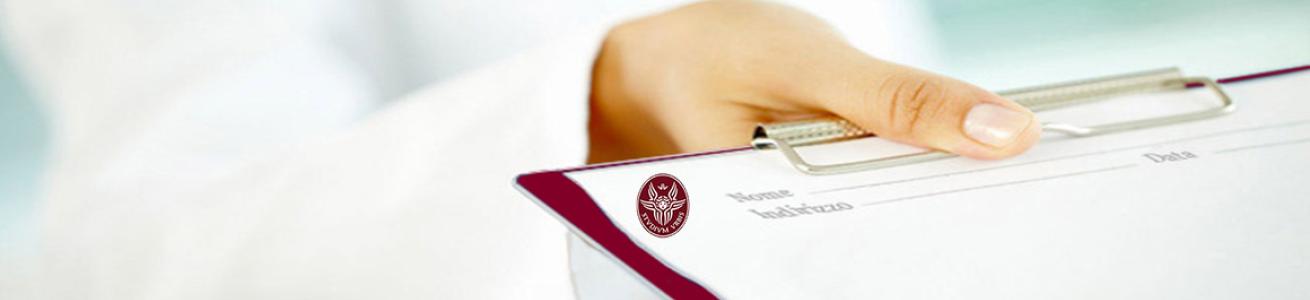 Regolamenti e Modulistica: Una mano tesa di un medico in camice bianco che pone un formulario da compilare